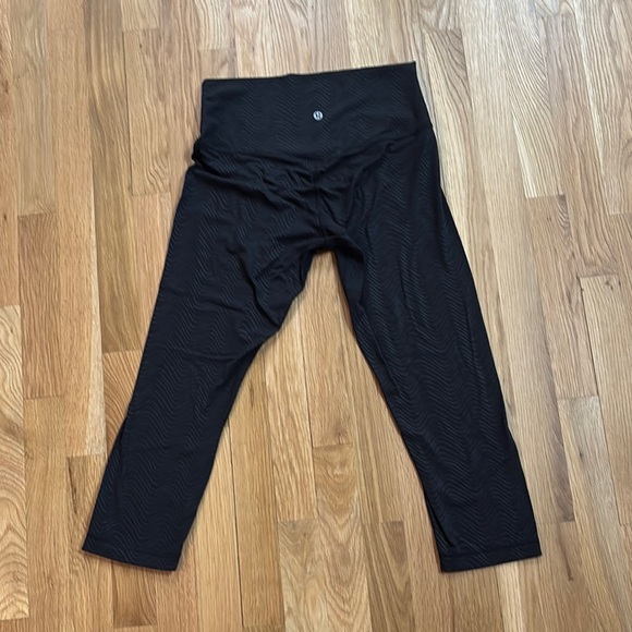 Lululemon Black High-Waisted Leggings with Subtle Pattern sz 10 - Picture 2 of 5